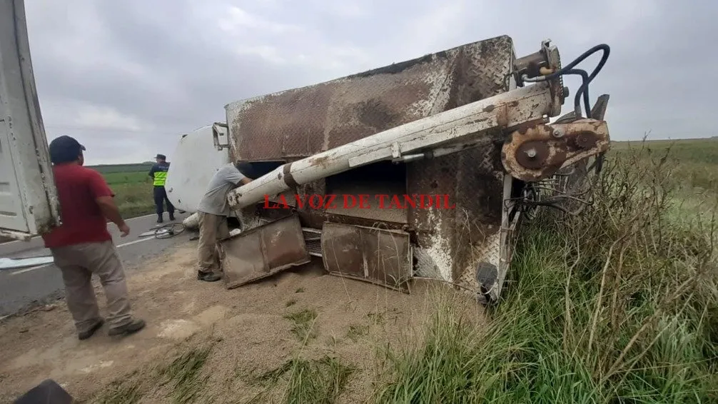 Camión volcó en Ruta 226 y perdió la carga de cereal que transportaba